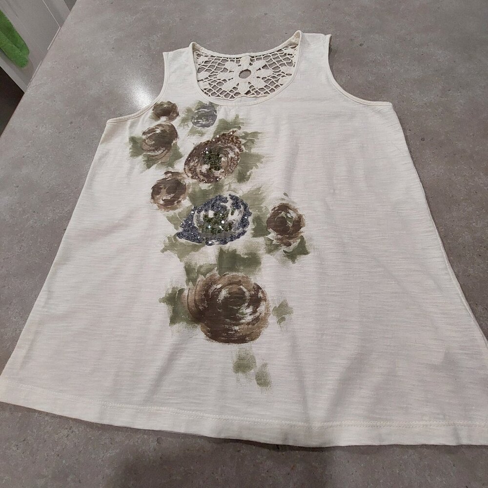 DENVER HAYES Women's Floral/Sequins Crochet Back Yoke Sleeveless Top - Sze Large
